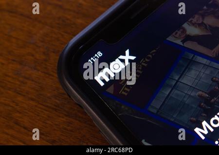 Gros plan logo de Max (rebaptisé de HBO Max) vu dans son site Web sur l'écran de l'iPhone. Max est un service de streaming vidéo à la demande par abonnement aux États-Unis Banque D'Images