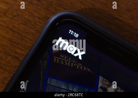 Gros plan logo de Max (rebaptisé de HBO Max) vu dans son site Web sur l'écran de l'iPhone. Max est un service de streaming vidéo à la demande par abonnement aux États-Unis Banque D'Images