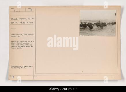 Le secrétaire d'État Lansing passe en revue les troupes de la 28e division au camp Hancock à Augusta, en Géorgie. Les 107th et 108th Artillery passent le stand de révision à un rythme rapide. La photographie a été prise le 9 mars 1918 par MKE Kingsmore et SIG. R.C. Censuré et publié le 26 mars 1918 par W.C.D. Banque D'Images