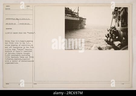 White Star S.S. Olympic, lors de son premier voyage aux États-Unis après la signature de l'armistice, est accueillie hors quarantaine par le bateau de police New-yorkais 'Patrol' avec des membres du Comité de bienvenue du maire à bord. L'Olympic a amené 5 838 passagers, dont le 317e train sanitaire et le 365e régiment d'infanterie, ainsi que plusieurs autres organisations diverses. Photographie prise le 24 février 1919 par IT.GEQ.H.LYON.S.C. Banque D'Images