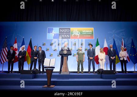 Vilnius, Lituanie. 12 juillet 2023. ÉTATS-UNIS Le président Joe Biden, au centre, prononce une allocution lors d’un événement avec les dirigeants du G7 pour annoncer une déclaration conjointe de soutien à l’Ukraine lors du sommet de l’OTAN au Centre lituanien des expositions et des congrès, le 12 juillet 2023 à Vilnius, en Lituanie. Debout de gauche à droite : Premier ministre britannique Rishi Sunak, chancelier allemand OLAF Schotz, président français Emmanuel Macron, Premier ministre japonais Fumio Kishida, États-Unis Le président Joe Biden, le président ukrainien Volodymyr Zelenskyy, le premier ministre canadien Justin Trudeau, la première ministre italienne Giorgia Meloni, la Co européenne Banque D'Images