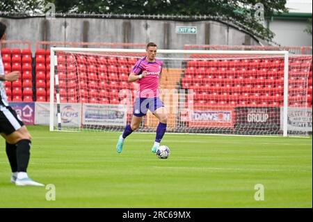 Le défenseur de l'AFC de Sunderland Dan Ballard avance le ballon contre Gateshead. Banque D'Images