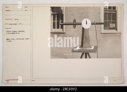 Photographie des bureaux de transmissions en chef de l'armée à Washington, D.C. L'image montre une bobine ondulée testée dans différentes positions. La photo a été prise le 29 juin 1920 par S.C. RECO. La description indique que la photo est celle du chef des transmissions, États-Unis, à Washington, D.C., et qu'elle est marquée comme confidentielle. L'image est étiquetée avec le numéro d'identification 068463 et la notation 'ISSUEDI C a'. Banque D'Images