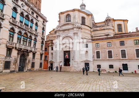 Venise, Italie - 2 avril 2022 : église San Geremia à Venise, située dans le sestiere de Cannaregio. L'abside de l'église fait face au Grand Canal, betw Banque D'Images