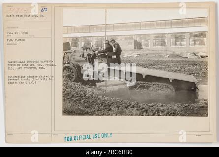 Adaptateur Caterpillar en démonstration sur un camion Packard pendant la première Guerre mondiale. L'adaptateur a été fabriqué par Holt Mfg Co. À Peoria, Illinois, et Stockton, Californie. Cet adaptateur spécifique a été spécialement conçu pour le Quartermaster corps. Usage officiel uniquement. Banque D'Images