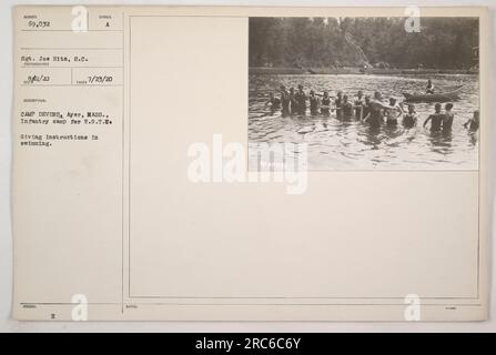 Soldats au Camp Devens à Ayer, Massachusetts recevant des instructions de natation dans le cadre de leur entraînement au R.O.T.C pendant la première Guerre mondiale. Le photographe, le sergent Joe Hits, a pris cette photo le 13 décembre 1920. Cette photographie a été émise avec le symbole 'A TAKE' le 23 juillet 1920. Banque D'Images