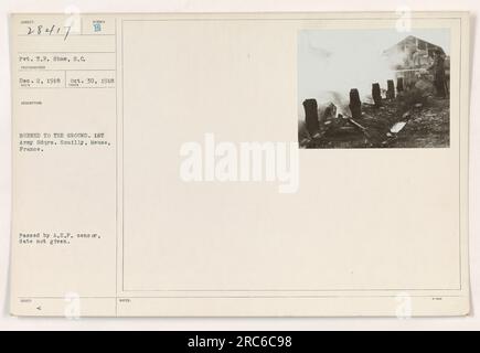 Les soldats étudient les conséquences d'un bâtiment incendié au quartier général de la 18e armée à Souilly, Meuse, France pendant la première Guerre mondiale La photographie a été prise par le Pvt. T.R. Shaw, S.C. le 30 octobre 1918. Le bâtiment a été complètement détruit et la cause de l'incendie est inconnue. A.E.F. Censorship a approuvé l'image. Banque D'Images