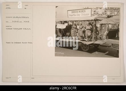 Des femmes dans un atelier de réparation de munitions pendant le défilé de la victoire à New York. Photographie prise le 3 mai 1919 par le Lieutenant Geo. H. Lyon. Cette image montre la contribution des femmes dans la fabrication de matériel de l'Ordnance de l'armée. Les références de légende incluent le code d'émission 5-15-19 et l'ordre militaire 47765. Banque D'Images