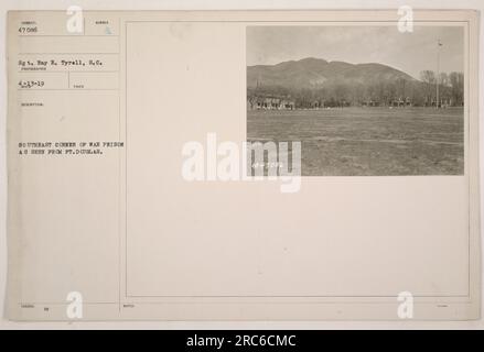 Vue de ft. Douglas montrant le coin sud-est d'une prison de guerre. La photographie représente le sergent Ray R. Tyrell, membre du signal corps (S.C.), le 13 avril 1919. La photo contient des annotations : 'prise visualisé un coin sud-est de la prison de guerre' et 'Notes : 47086.' Banque D'Images