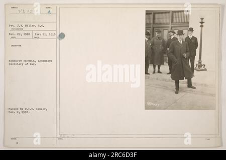 VP J.W. Miller, du signal corps, a capturé cette photographie le 21 novembre 1918. L'image représente le secrétaire adjoint à la Guerre, Benedict Crowell, qui passe en revue les activités militaires pendant la première Guerre mondiale. La publication de la photographie a été autorisée par le censeur de la Division du renseignement militaire le 2 décembre 1918. Banque D'Images