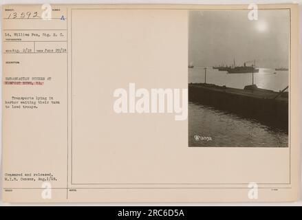 Le lieutenant William Fox, membre du signal Reserve corps, a pris cette photographie le 29 juin 1918. L'image montre une scène d'embarquement à Newport News, va, où des transports sont stationnés dans le port, attendant de charger des troupes. La photographie a été censurée et publiée par le censeur du M.I.B. le 1 août 1918. Banque D'Images