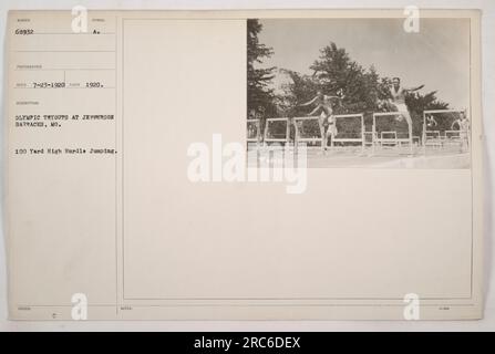 Soldats participant à des essais olympiques pour l'épreuve de saut d'obstacle de 100 yards de haut à Jefferson Barracks, Missouri. La photographie a été prise le 23 juillet 1920 et porte le numéro d'identification 68932. Banque D'Images