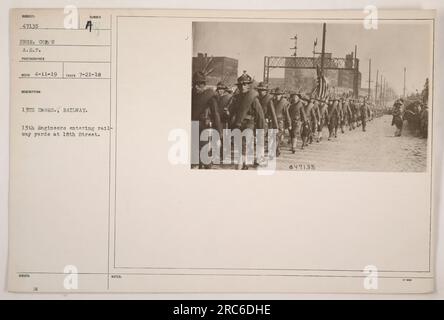 13th Engineers of the Railway Division entrant dans les gares de triage à la 18th Street. Cette photographie a été prise le 21 juillet 1918, et la description a été enregistrée le 11 avril 1919. La photo provient de l'A.E.P. Photographe (American Expeditionary Forces). Banque D'Images