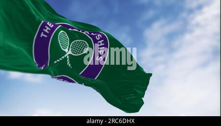 Londres, Royaume-Uni, juillet 3 2023 : le drapeau de Wimbledon des Championnats agitant par temps clair. Wimbledon Championships est un tournoi majeur de tennis. Illustration ed Banque D'Images