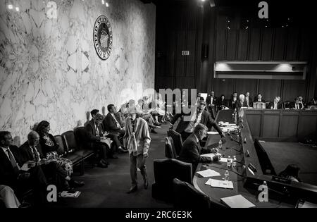 La sénatrice des États-Unis Dianne Feinstein (démocrate de Californie) quitte une audience de nomination du Comité sénatorial sur le renseignement dans le Hart Senate Office Building à Washington, DC, le mercredi 12 juillet 2023. Le sénateur Feinstein est le plus vieux membre du Sénat américain, ayant 90 ans récemment. Le sénateur américain Chuck Grassley (Républicain de l'Iowa) est à un peu plus de deux mois de retard. Crédit : Rod Lamkey/CNP Banque D'Images