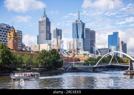 Excursion en bateau avec des personnes en croisière sur la rivière Yarra Banque D'Images