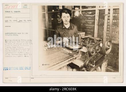 Capture d'image du processus de fabrication des munitions Mark III DR- TOTATING puses pendant la première Guerre mondiale. Prise le 11 octobre 1918 par le photographe Edward K. Hammond. La photographie montre des travailleurs fraisant des points sur des percuteurs et utilisant des rouleaux et des leviers pour maintenir le travail vers le bas. Environ 29 000 000 puses étaient fabriquées quotidiennement à l'International Steel & Ordnance Co., Lowell, Massachusetts, pour le compte du gouvernement. Usage officiel uniquement. » Banque D'Images