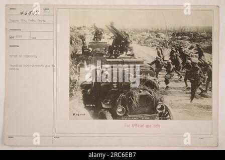Canon antiaérien canadien en action pendant la première Guerre mondiale. La photographie est numérotée 46508 et a été prise par l'Engar. Div Ordn. Dept. En 1918. L'image capture différents types de munitions utilisées, en particulier un canon anti-aérien. Cette photographie est marquée « usage officiel uniquement ». Banque D'Images