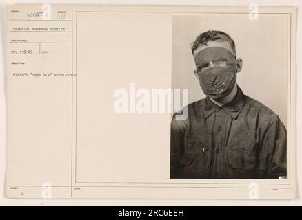 Soldats utilisant le respirateur "Free Air" de Freer pendant la première Guerre mondiale Cette photographie, prise par un photographe du Chemical Warfare Service le 2 avril 1919, montre le respirateur utilisé dans le cadre d'activités militaires. L'image est marquée de la description 'SUBIECT 54617' et du numéro de référence 'au TAKES'. Les notes indiquent que 1 235 respirateurs ont été délivrés. Banque D'Images