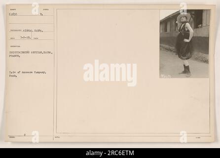 Des soldats de la Compagnie de l'île d'Azuwere divertissent des troupes à Tours, en France, pendant la première Guerre mondiale. L'image capture une performance de l'entreprise, fournissant un divertissement pour les soldats stationnés dans la région. La photographie a été prise le 3 juillet 1919 par un photographe du signal corps. Banque D'Images