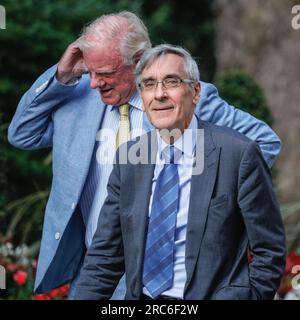 Londres, Royaume-Uni. 12 juillet 2023. John Redwood, député et Sir Edward Leigh. Des membres du cabinet, des ministres et des députés du Parti conservateur arrivent à Downing Street. Le Premier ministre britannique Rishi Sunak, à son retour du sommet de l'OTAN à Vilnius, a invité des députés conservateurs et des invités pour un barbecue et un rôti de porc au 10 Downing Street et dans ses jardins. Crédit : Imageplotter/Alamy Live News Banque D'Images