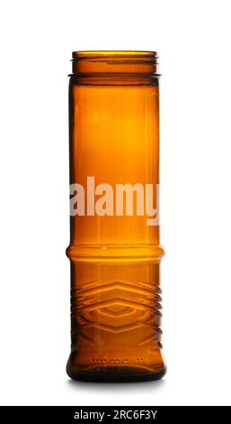 Bouteille de bière vide en verre brun ambre foncé de forme inhabituelle isolé sur fond blanc. Verrerie pour boissons Banque D'Images