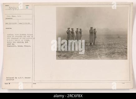 Le VP Shaw de la S.C. a pris cette photographie, qui a été reçue le 12-18-18 et prise le 11-10-18. L'image montre une vue générale des officiers et des hommes à la cérémonie de décoration de la D.S.C., 1st P.S. Groupe, Field Air Service, QG de la 1e armée à Remicourt, Meuse, France. La photographie a été publiée par A.E.P. Censurer le 12-23-18. Les notes indiquent que le numéro de description est E et que 30947 est référencé. Banque D'Images