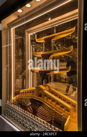 Venise, Italie - 4 avril 2022 : boutique de chocolat avec un design d'affichage en forme de gondoles traditionnelles et le pont du Rialto à Venise, Italie. Banque D'Images