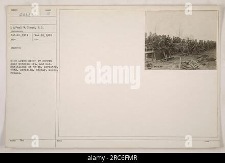 Des soldats des 1 89e et 2e bataillons de la 354e division d'infanterie participent à un match de football à Stenay, Meuse, France pendant la première Guerre mondiale La photographie a été prise le 26 février 1919 par le lieutenant Paul W. Cloud. Banque D'Images