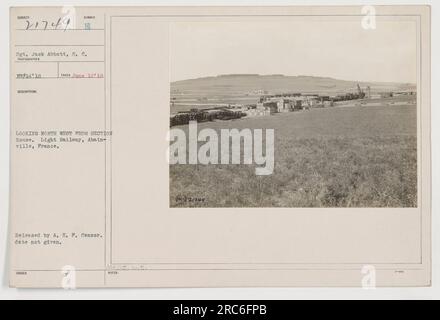 Le sergent Jack Abbott, S.C., a pris cette photographie le 12 juin 1918, regardant vers le nord-ouest depuis une maison de section sur le chemin de fer léger à Abainville, en France. La zone semble calme et inoccupée. La photographie a été officiellement publiée par A. E. P. Censor. La signification des notes 'MAOT rute' n'est pas claire. Banque D'Images