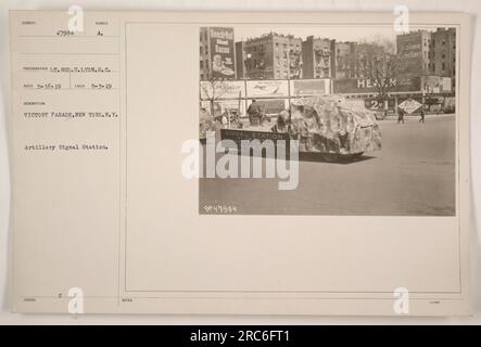 Soldats marchant dans un défilé de la victoire à New York, New York, New York pendant la première Guerre mondiale. L'image montre une station de signaux d'artillerie, identifiée comme SUBC 47984, avec le lieutenant Geo. H. Lyon comme photographe. La photographie a été prise le 3 mai 1919 et émise par la station de signalisation de l'artillerie. Les notes comprennent des informations sur le bacon tranché de Beech-Hint et les craquelins Graham. Banque D'Images