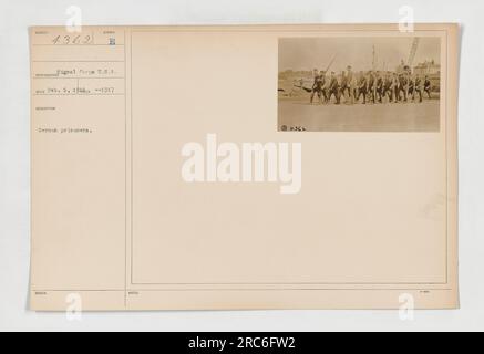 Prisonniers allemands capturés par le corps original de l'armée des États-Unis pendant la première Guerre mondiale La photo a été prise le 5 février 1917. Ils sont représentés portant les taches rouges distinctives du corps. Cette image est étiquetée comme sujet 4362 dans la collection intitulée 'Photographs of American Military Activities during World War I.' Banque D'Images