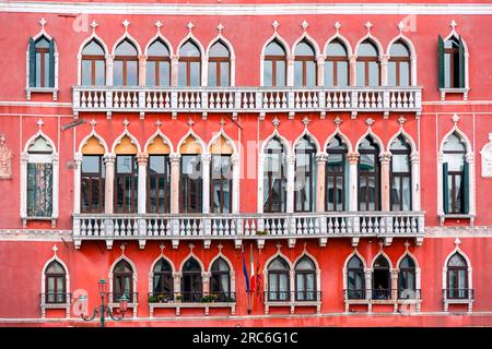 Venise, Italie - 2 avril 2022 : Architecture palatiale typique de Venise, Italie. Banque D'Images