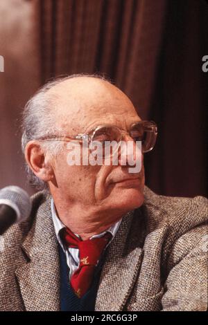 Dramaturge Arthur Miller, 1986. Arthur Asher Miller (17 octobre 1915 – 10 février 2005) est un dramaturge américain, essayiste et scénariste du théâtre américain du 20e siècle. Parmi ses pièces les plus populaires figurent All My Sons (1947), Death of a Salesman (1949), The Crucible (1953) et A View from the Bridge (1955). Il a écrit plusieurs scénarios et a été surtout connu pour son travail sur The Misfits (1961). Le drame Death of a Salesman est considéré comme l'une des meilleures pièces américaines du 20e siècle. Photographie de Bernard Gotfryd Banque D'Images