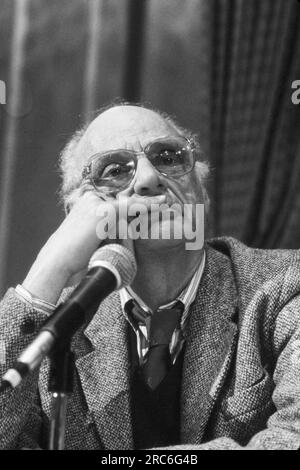 Dramaturge Arthur Miller, 1986. Arthur Asher Miller (17 octobre 1915 – 10 février 2005) est un dramaturge américain, essayiste et scénariste du théâtre américain du 20e siècle. Parmi ses pièces les plus populaires figurent All My Sons (1947), Death of a Salesman (1949), The Crucible (1953) et A View from the Bridge (1955). Il a écrit plusieurs scénarios et a été surtout connu pour son travail sur The Misfits (1961). Le drame Death of a Salesman est considéré comme l'une des meilleures pièces américaines du 20e siècle. Photographie de Bernard Gotfryd Banque D'Images