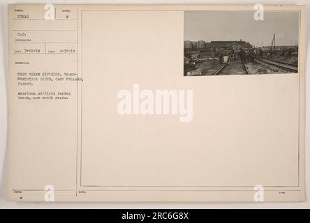 Des soldats américains du corps de transport de la 21e Grande Division sont vus sur cette photo posant des pistes au Camp Pullman en France. Cette image a été prise le 30 août 1918 et est marquée du symbole B. la description indique qu'il s'agit d'une image des nouveaux yards sud. Banque D'Images