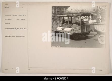 DÉFILÉ DE LA VICTOIRE, NEW YORK, NEW York : membres de l'armée fabriquant des munitions pendant la première Guerre mondiale. Photographie prise par Lt. Geo.H.Lyon.S.C. Capture la scène du défilé de la victoire de 57-19 à New York. Image numéro 47860 de la collection.' Banque D'Images