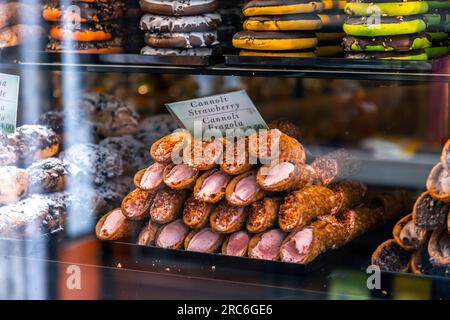 Venise, Italie - 2 avril 2022 : piles de desserts vénitiens traditionnels avec étiquettes de prix dans une confiserie à Venise, Vénétie, Italie. Banque D'Images