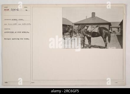 Un soldat de fort Myer, en Virginie, est représenté en train de seller son cheval sur cette photographie prise le 30 avril 1920. L'image a été capturée par le photographe du signal corps, avec le numéro attribué 68426. Cet instantané donne un aperçu des activités menées à fort Myer pendant cette période. Banque D'Images