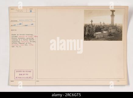 Le colonel Arnouly de Birey du 60th French Infantry salue les restes du soldat D.J. Oiseau à une sépulture à Domjevin, France le 3 mars 1918. La photo, prise par le signal corps, capture le moment solennel avant le départ du colonel de Birey. Cette image a été publiée le 20 avril 1918 par la Division War College. Banque D'Images