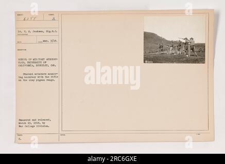 Étudiants aviateurs à l'École d'aéronautique militaire, Université de Californie, Berkeley, pratiquant leurs compétences de tir sur le champ de pigeon d'argile. Cette photographie a été prise le 3 mars 1918 et a été censurée et publiée par la Division du Collège de guerre le 19 mars 1918. Banque D'Images