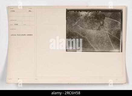 Photographie aérienne prise par un photographe français en 1919. La photographie montre une base militaire située à Basbo de Berny en France. Il s'agit d'une image en noir et blanc portant le numéro de référence 2330. Banque D'Images