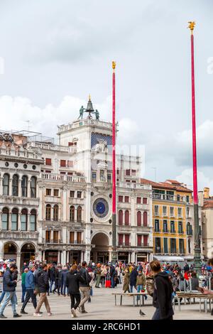 Venise, Italie-2 avril 2022 : commandé par Doge Agostino Barbarigo en 1493, la Torre dell’Orologio, ou St. La tour de l'horloge de Mark fait face à la Piazza sa Banque D'Images