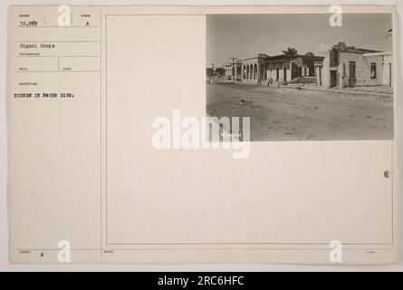 Soldats déchargeant des fournitures d'un navire à Porto Rico pendant la première Guerre mondiale La photographie, numérotée 38 965, a été prise par un photographe du signal corps. La scène montre des activités militaires à Porto Rico (aujourd'hui Porto Rico). La photographie fait partie d'une série illustrant les actions militaires américaines pendant la guerre. Banque D'Images