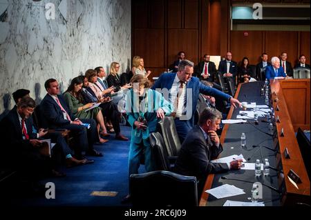 Washington, États-Unis d ' Amérique. 12 juillet 2023. La sénatrice des États-Unis Dianne Feinstein (démocrate de Californie) quitte une audience de nomination du Comité sénatorial sur le renseignement dans le Hart Senate Office Building à Washington, DC, le mercredi 12 juillet 2023. Le sénateur Feinstein est le plus vieux membre du Sénat américain, ayant 90 ans récemment. Le sénateur américain Chuck Grassley (Républicain de l'Iowa) est à un peu plus de deux mois de retard. Crédit : Rod Lamkey/CNP/Sipa USA crédit : SIPA USA/Alamy Live News Banque D'Images