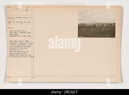 Le lieutenant E. N. Jackson du signal corps a pris cette photographie le 12 février 1918, au camp Lewis, au lac américain Washington. L'image montre un match international de soccer entre l'équipe de Camp Lewis et les « fragments », des soldats canadiens rentrés de France. Le score était égal à 3-3, et les reçus d'entrée étaient répartis entre la Croix-Rouge et un fonds pour les soldats de retour au Canada. Ces informations sont étiquetées sous forme de notes avec le numéro 3352. Banque D'Images