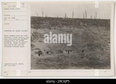 Les troupes américaines capturent St. Le saillant de Mihiel pendant la première Guerre mondiale L'image montre une colline fortement creusée par les Allemands, ressemblant à des habitations de falaise, d'où l'attaque a été lancée. Des tranchées défensives peuvent être vues à mi-hauteur de la colline. Photo prise le 14 octobre 1918 par le signal corps. Publié par A.E.P. Censor le 19 octobre 1918. Banque D'Images