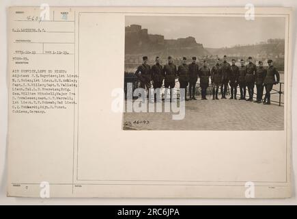 Portrait de groupe des membres de l'Air Service pendant la première Guerre mondiale De gauche à droite : adjudant J.N. Boyrisen, 1e lieutenant E.J. Nolan, 1st Lt H.H. Ashley, capitaine I.W. Miller, capitaine R. Vallois, lieutenant-colonel L.H. Brereton, brigadier. Général William Mitchell, major ira D. Joraleman, capitaine O.E. Marrell, 1e lieutenant E.F. Schwab, 2e lieutenant O.Q. Eckhardt, adjudant D. Funst. Prise à Coblenz, en Allemagne, le 11 janvier 1919. Banque D'Images