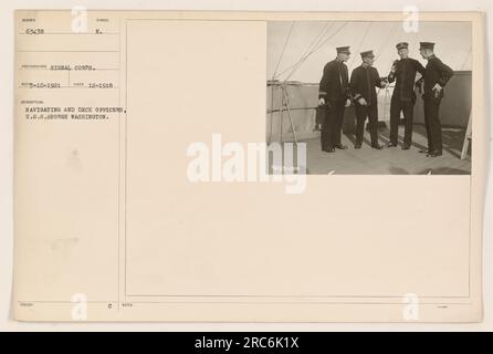 Officiers de navigation et de pont de l'U.S.S. George Washington en 1918 sont vus sur cette photographie. L'image, numérotée 63438, a été prise par le signal corps et a été publiée en décembre 1918. La légende indique qu'il s'agit des officiers de navigation et de pont de l'U.S.S. George Washington. Banque D'Images