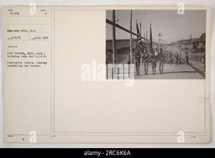 Des soldats d'infanterie du régiment R.O.T.C. au Camp Devens, Ayer, Massachusetts, sont vus se rassembler pour un défilé. Les soldats sont organisés par compagnie, avec des couleurs régimentaires fièrement affichées. Cette photographie a été prise en juillet 1920. (69 mots) Banque D'Images